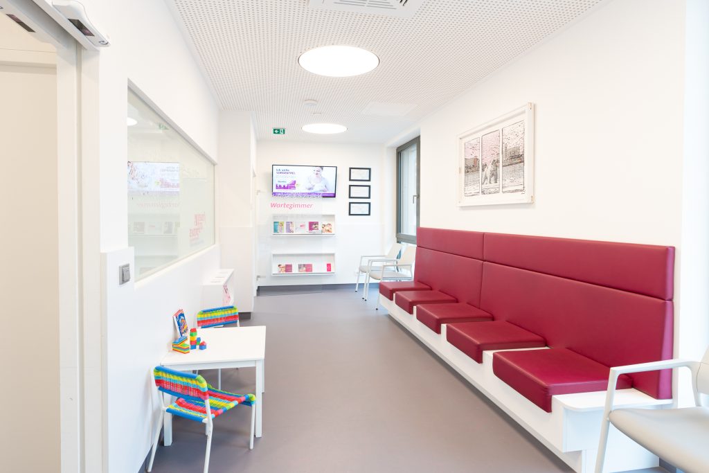 Freundlich, helles und barrierefreies Wartezimmer der Frauenarztpraxis Klosterneuburg